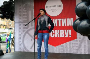 На фото: Анастасия Удальцова во время выступления на митинге