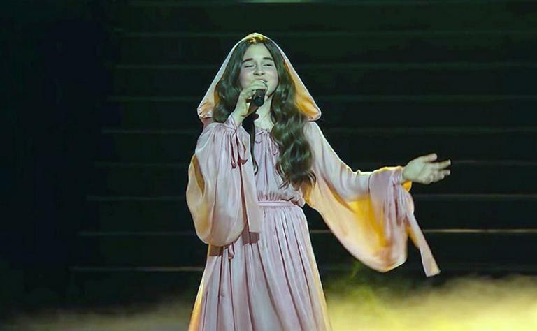 На фото: дочь Алсу Микаэлла во время выступления на шоу "Голос"