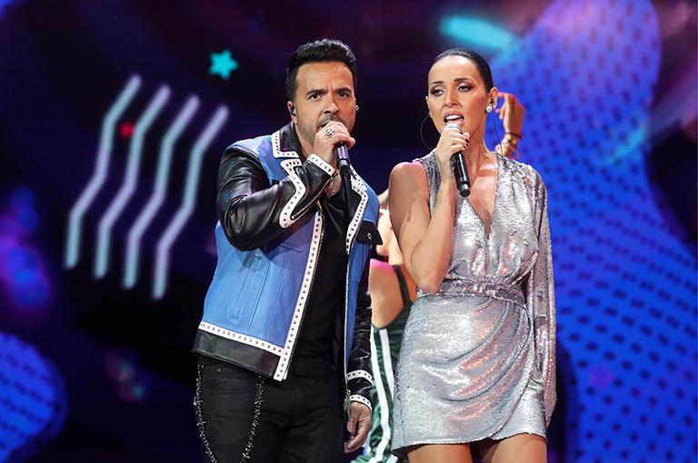 На фото: пуэрториканский певец Луис Фонси и российская певица Алсу выступают на открытии международного конкурса молодых исполнителей популярной музыки "Новая волна-2018"