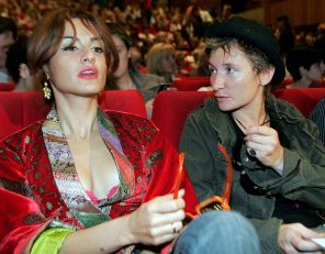 На фото: телеведущая Тина Канделаки и певица Диана Арбенина, 2005