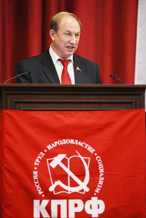 На фото: секретарь Московского горкома КПРФ Валерий Рашкин во время выступления на отчетно-выборной конференции московского горкома КПРФ в ГосНИТИ, 2012 год.