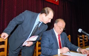 На фото: депутат ГД Валерий Рашкин и лидер КПРФ Геннадий Зюганов (слева направо) перед началом X Пленума ЦК КПРФ, 2007 год