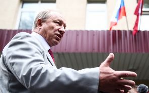 На фото: первый заместитель председателя комитета Госдумы РФ по делам национальностей Валерий Рашкин