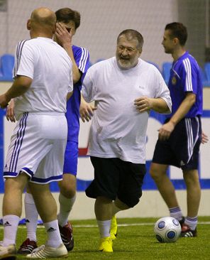 На фото: украинский бизнесмен-миллиардер Игорь Коломойский играет в футбол в Киеве, 2010 год