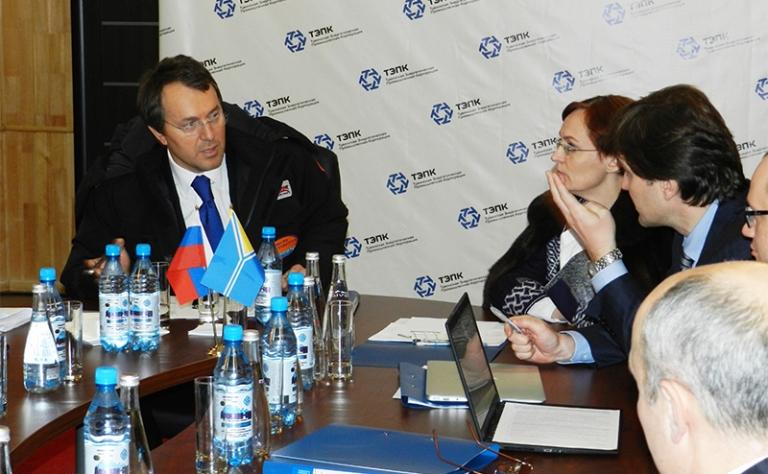 На фото: Руслан Байсаров во время рабочего совещания
