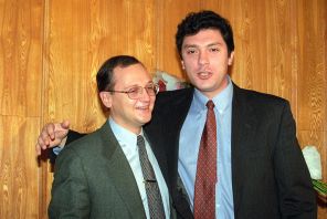 На фото: первый заместитель председателя Правительства РФ Борис Немцов и новый министр топлива и энергетики РФ Сергей Кириенко (слева) после церемонии представления в Минтопэнерго. 1997 год