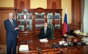 На фото: президент РФ Борис Ельцин (слева) и глава Правительства РФ Сергей Кириенко. 1998 год
