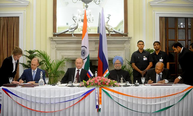 На фото: премьер-министр России Владимир Путин и премьер-министр Индии Манмохан Сингх (в центре слева направо) во время церемонии подписания межправительственных соглашений. Второй слева - генеральный директор Государственной корпорации по атомной энергии "Росатом" Сергей Кириенко. 2010 год