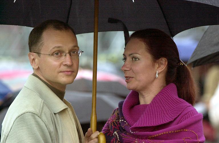 На фото: представитель президента России в Приволжском округе Сергей Кириенко с супругой Марией перед концертом группы "Машина времени" на Красной площади. 2004 год