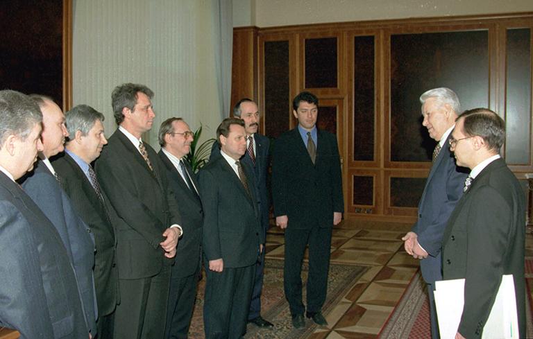  Президент Рф Борис Ельцин рекомендовал Сергея Кириенко на пост премьера правительства России. Состоялась их встреча с членами правительства, отправленного в отставку в понедельник. На фото: Борис Ельцин и Сергей Кириенко беседуют с (слева направо) Виктором Хлыстуном, Владимиром Булгаком, Фаритом Газизуллиным, Олегом Сысуевым, Яковом Уринсоном, Иваном Рыбкиным, Рамазаном Абдулатиповым, Борисом Немцовым. 1998 год