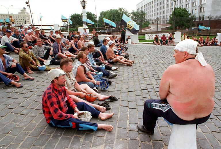 Продолжается пикет шахтеров у Дома правительства РФ на Краснопресненской набережной. Несмотря на жаркую погоду, житейские неудобства, шахтеры не намерены изменять свои требования. Премьер-министр РФ Сергей Кириенко сказал, что "правительство выразило готовность обсудить с пикетирующими шахтерами экономические проблемы, однако они не согласились". Рассматривать политические требования шахтеров правительство не намерено. Глава правительства отметил, что проблемы угольной отрасли "копились годами, поэтому предстоит длительный период по выведению угольной отрасли из кризиса". "Правительство,- заявил он,- не пойдет на решение проблем одной отрасли за счет других отраслей, например, за счет врачей или учителей". На фото: шахтеры настроены решительно. 1998 год