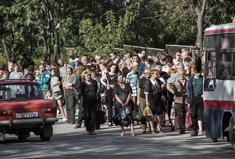 На фото: владивостокцы на остановке во время ожидания бесплатного троллейбуса. 1998 год