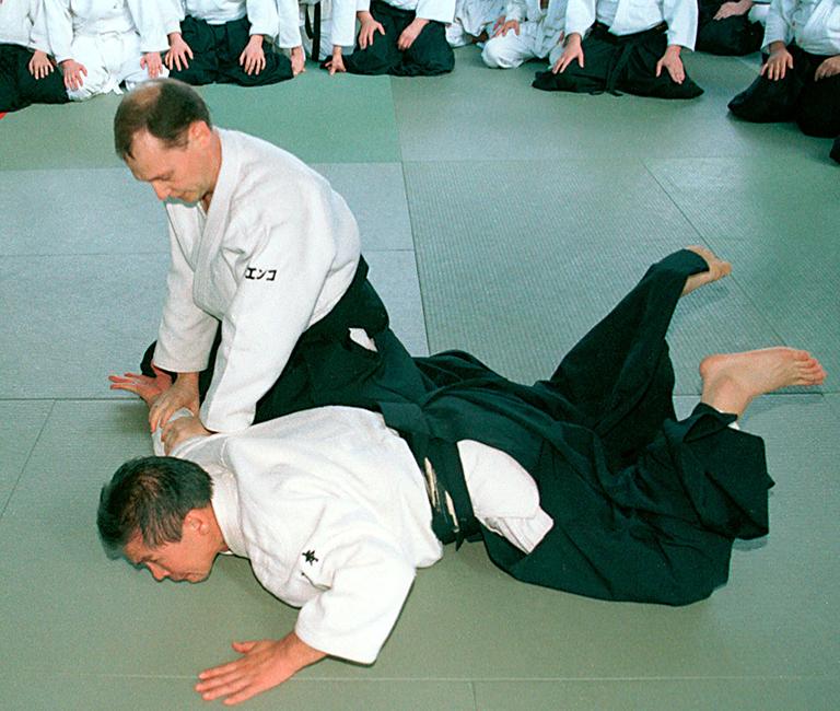 Впервые один из высших представителей японской школы Айкидо обладатель седьмого дана господин Миямото Цура провел семинар не в Москве, а в российской провинции - городе Кстово, который славен своими спортсменами. В семинаре участвовал , наряду с десятками представителей нижегородской школы , председатель Национальной федерации Айкидо России, полномочный представитель Президента Российской Федерации в Приволжском федеральном округе , обладатель черного пояса Сергей Кириенко. На фото: во время показательного поединка Миямото Цура и Сергея Кириенко (на втором плане). 2002 год