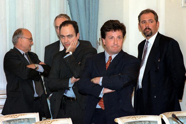 Премьер-министр Сергей Кириенко провел встречу с более чем 50 представителями иностранных инвестиционных банков и компаний. Целью встречи была попытка объяснить переспективы выхода из сложившейся финансовой ситуации. Во встрече приняли участие представители крупных зарубежных финансовых организаций "Бэнк Траст Компани", "Чейз Манхэттен Бэнк", "Ситибэнк", "Креди Лионнэ", "Дойче Банк" и "ДЖ.П.Морган". С российской стороны участвовали вице-премьер Борис Федоров, председатель Центробанка России Сергей Дубинин и специальный представитель Президента РФ по связям с международными финансовыми организациями Анатолий Чубайс. На фото: представители иностранных инвестиционных банков и компаний перед трудным решением. 1998 год