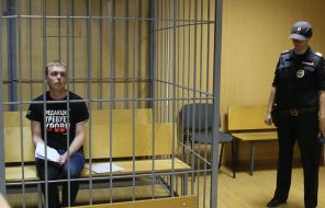 На фото: журналист Иван Голунов, обвиняемый в покушении на сбыт наркотиков, во время рассмотрения ходатайства следствия о его аресте в Никулинском суде