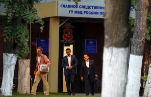 На фото: журналист Иван Голунов (слева) вышел из здания Главного следственного управления ГУ МВД России по Москве, 2019