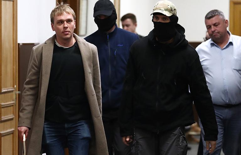 На фото: журналист интернет-издания "Медуза" Иван Голунов (слева)