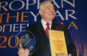 На фото: доктор Леонид Рошаль, удостоенный звания "Европеец года", 2005