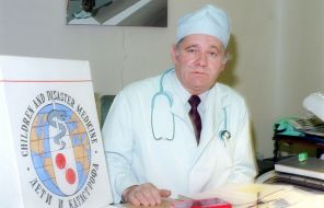 На фото: профессор Леонид Рошаль, возглавляющий клинику неотложной детской хирургии Научно-исследовательского института педиатрии Российской академии медицинских наук, 1995