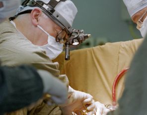 На фото: операцию на сердце проводит директор научного центра сердечно-сосудистой хирургии имени А.Н.Бакулева академик РАМН Лео Бокерия, 1996