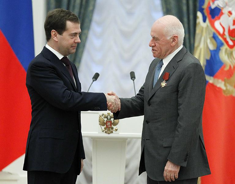 На фото: президент России Дмитрий Медведев (слева) и академик РАМН, директор Научный центр сердечно-сосудистой хирургии имени А.Н. Бакулева Леонид Бокерия, (справа) награжденный орденом "За заслуги перед Отечеством" IV степени, 2010
