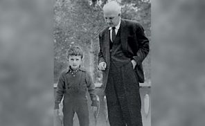 На фото: Александр Мясников в детстве с дедушкой 