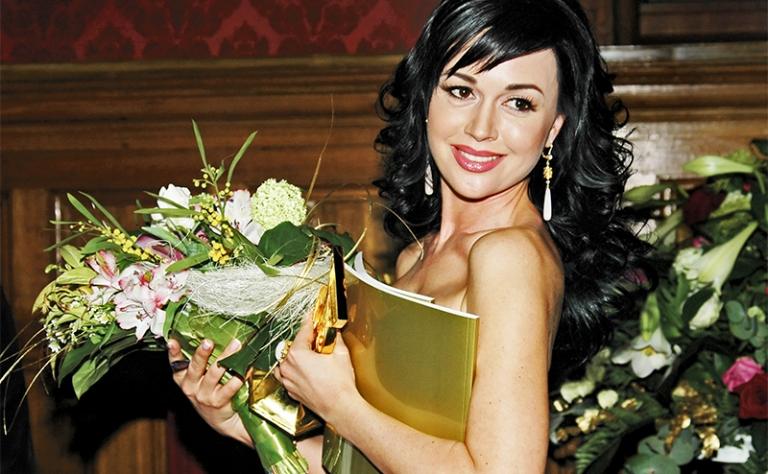 На фото: лауреат премии «Золотая семерка» в номинации «Самая популярная отечественная актриса года» Анастасия Заворотнюк на церемонии вручения в Центральном доме литераторов