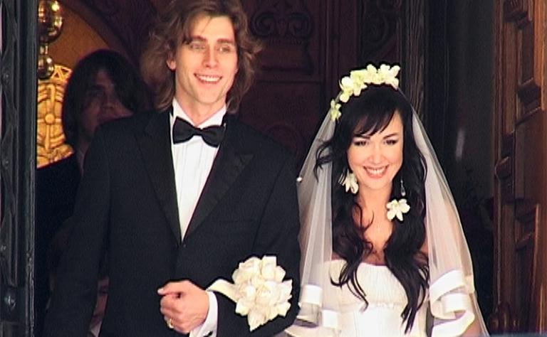 На фото: фигурист Петр Чернышев и актриса Анастасия Заворотнюк после венчания