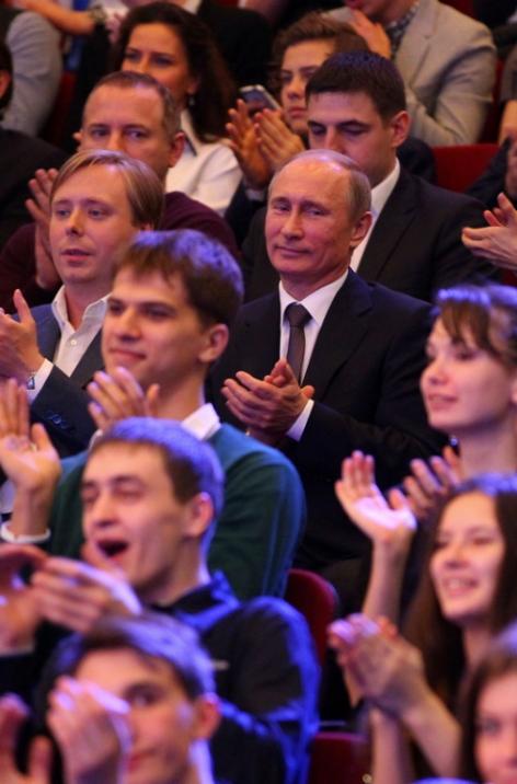 На фото: президент РФ Владимир Путин и телеведущий Александр Масляков-младший (справа налево по центру) на открытии штаб-квартиры "Планеты КВН", Москва, 01 апреля, 2013 года.