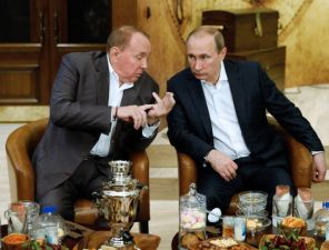 На фото: президент Международного союза КВН Александр Масляков и президент России Владимир Путин (слева направо) во время встречи с организаторами и участниками фестиваля "Голосящий КиВиН" в театре эстрады "Янтарь Холл" в Светлогорске, Калининградская область, 2015 год.
