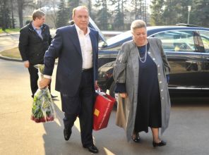 На фото: президент международного союза КВН Александр Масляков с супругой Светланой перед началом празднования 70-летнего юбилея генерального директора ИТАР–ТАСС Виталия Игнатенко, Москва, 2011 год.