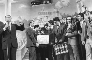 На фото: ведущий передачи КВН-87 Александр Масляков (слева) представляет команду Одесского государственного университета, Москва.