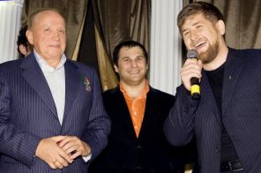 На фото: президент Международного союза КВН Александр Масляков, участник команды КВН "Нарты" (Абхазия) Алхас Каджая и премьер-министр Чечни Рамзан Кадыров (слева направо) во время первого фестиваля команд высшей лиги Международного союза КВН, который прошел в Гудермесе, Чечня, 2006 год.