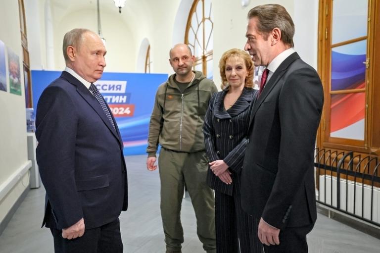 На фото: президент РФ Владимир Путин (слева) и художественный руководитель Театра Олега Табакова Владимир Машков (справа) во время посещения предвыборного штаба в Гостином Дворе в Москве, 2024 год.