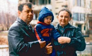 На фото: Екатерина Варнава в детстве с родителями