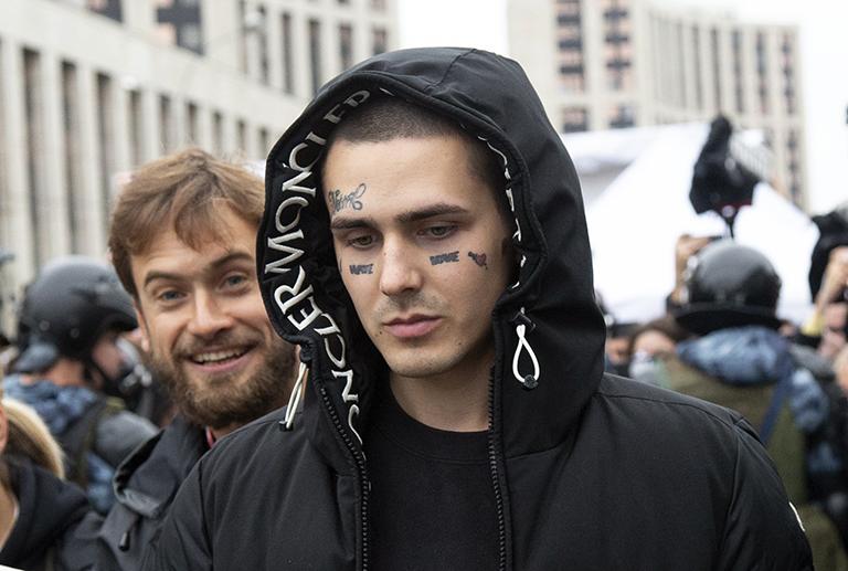 На фото: рэпер Face во время акции в поддержку независимых кандидатов в депутаты Мосгордумы на проспекте Сахарова в Москве, август 2019 года