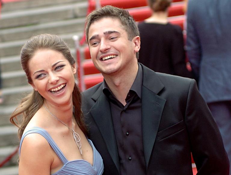На фото: Актеры Марина Александрова и Иван Стебунов перед началом церемонии закрытия ММКФ, 2008 год.