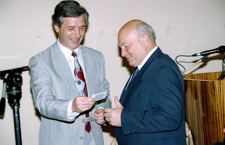 На фото: председатель Московской городской избирательной комиссии Валентин Горбунов (слева) вручил Юрию Лужкову официальное удостоверение кандидата на пост мэра, 1996