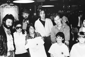 На фото: музыкант Стас Намин, вдова Джона Леннона Йоко Оно со своим сыном Шоном Ленноном и члены ансамбля Стаса Намина во время пресс-конференции участников советско-американского спектакля "Дитя мира", Нью-Йорк, США1986 год