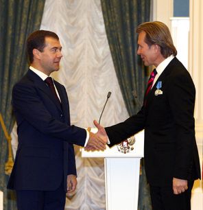 На фото: президент России Дмитрий Медведев и певец Александр Малинин (слева направо), награжденный орденом Почета, на торжественной церемонии вручения государственных наград в Екатерининском зале Кремля, 2008 год