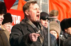 На фото: депутат Государственной думы от Новосибирской области Анатолий Локоть во время всероссийской акции протеста против повышения тарифов на услуги ЖКХ, которая прошла в центре города, 2006