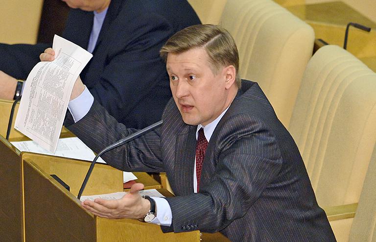 На фото: член фракции КПРФ Анатолий Локоть во время пленарного заседания Госдумы РФ, 2007