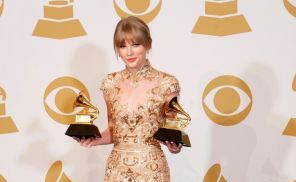 На фото: Тейлор Свифт после победы в номинациях «Лучшее сольное кантри-исполнение» и «Лучшая кантри-песня» на 54-й ежегодной церемонии вручения премии «Грэмми, 2012 год.