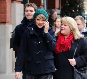 На фото: певица Тейлор Свифт в Нью-Йорке со своей матерью Андреа Финли и братом Остином Свифтом, 2014 год.