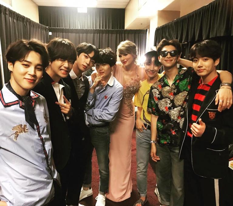Тейлор Свифт (на фото): «BTS так приятно познакомиться! Вы просто потрясающие!!», 2018 год.