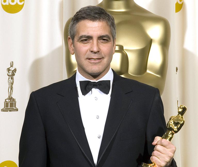 На фото: Джордж Клуни получил "Оскар" за лучшую женскую роль в фильме "Сириана", 2006 год