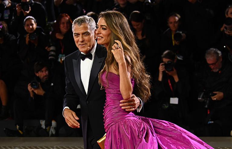 На фото: Джордж Клуни, в сопровождении своей жены Амаль,