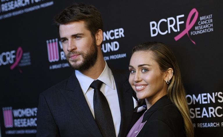 На фото: актёр Лиам Хемсворт и его супруга певица Майли Сайрус на ежегодном вечере "An Unforgettable Evening" благотворительного фонда Women’s Cancer Research