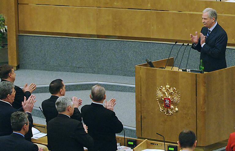 На фото: депутаты ГД и спикер Госдумы Борис Грызлов (на трибуне) после исполнения государственного гимна на последнем Пленарном заседании Государственной думы РФ перед зимними каникулами, 2005