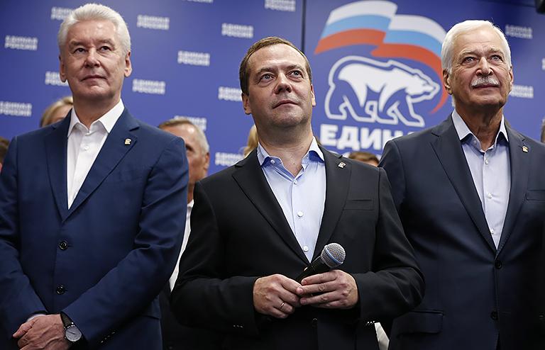 На фото: действующий мэр Москвы Сергей Собянин, лидер партии "Единая Россия", премьер-министр РФ Дмитрий Медведев и председатель Высшего совета партии "Единая Россия" Борис Грызлов (слева направо) в штабе "Единой России" после закрытия избирательных участков в день единого голосования, 2018